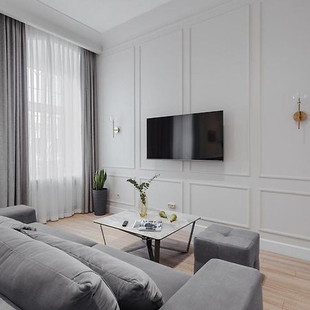 New! Luxury Apartment In The Center Of Odessa Overlooking Deribasovskaya Str. Low Price! Exteriör bild