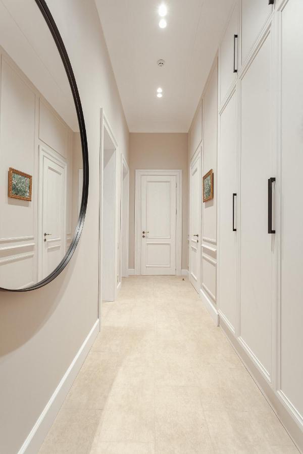 New! Luxury Apartment In The Center Of Odessa Overlooking Deribasovskaya Str. Low Price! Exteriör bild