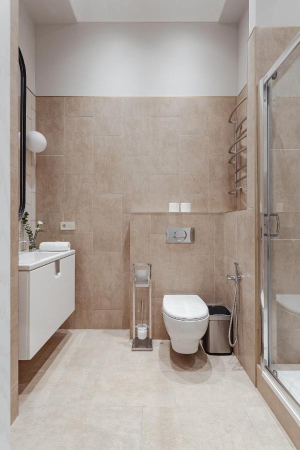 New! Luxury Apartment In The Center Of Odessa Overlooking Deribasovskaya Str. Low Price! Exteriör bild
