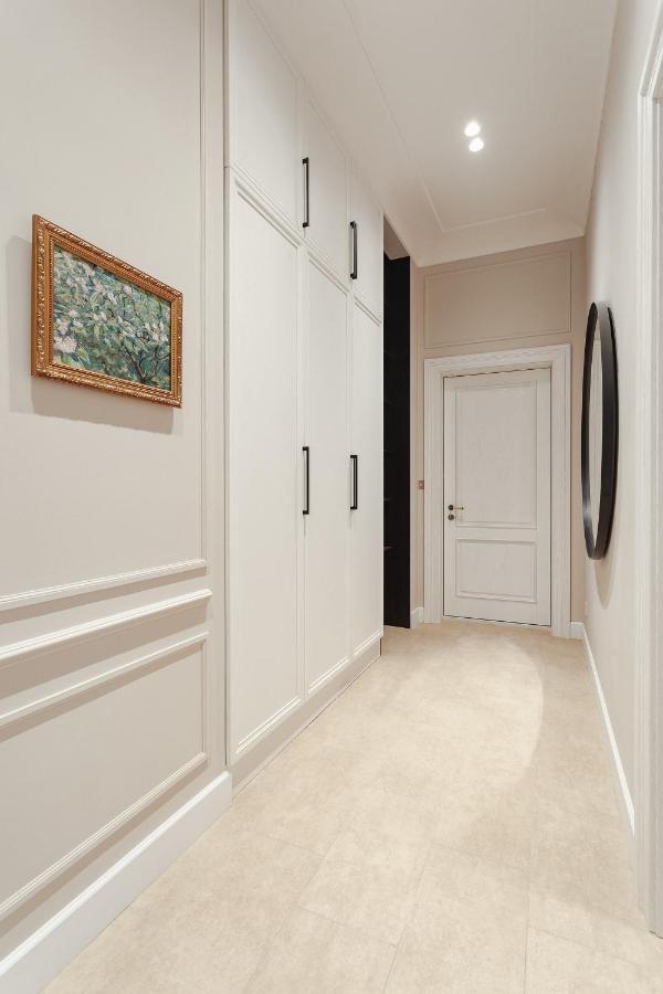 New! Luxury Apartment In The Center Of Odessa Overlooking Deribasovskaya Str. Low Price! Exteriör bild