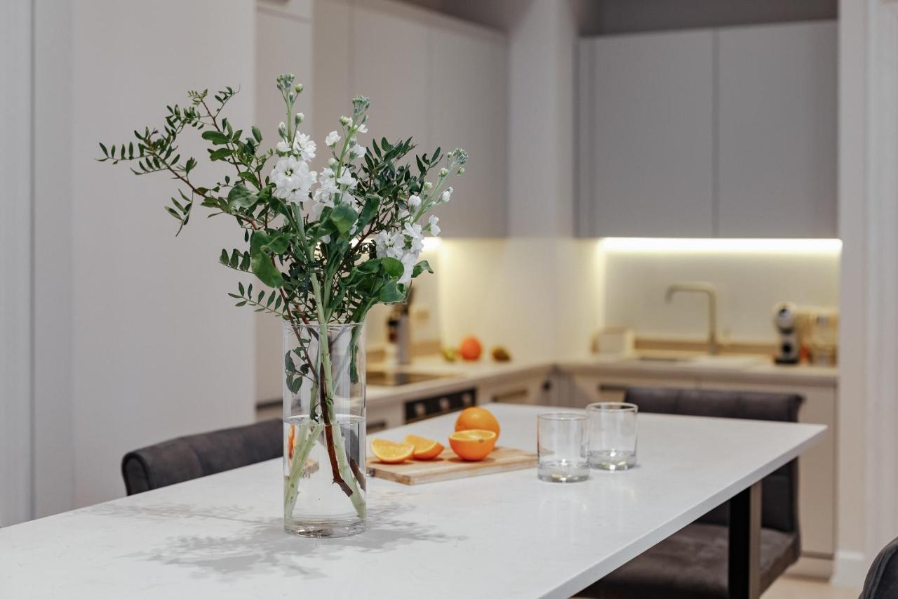 New! Luxury Apartment In The Center Of Odessa Overlooking Deribasovskaya Str. Low Price! Exteriör bild