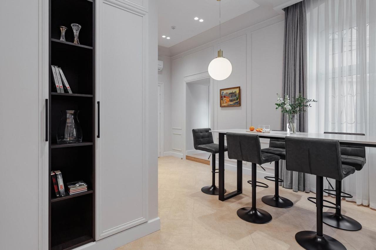 New! Luxury Apartment In The Center Of Odessa Overlooking Deribasovskaya Str. Low Price! Exteriör bild