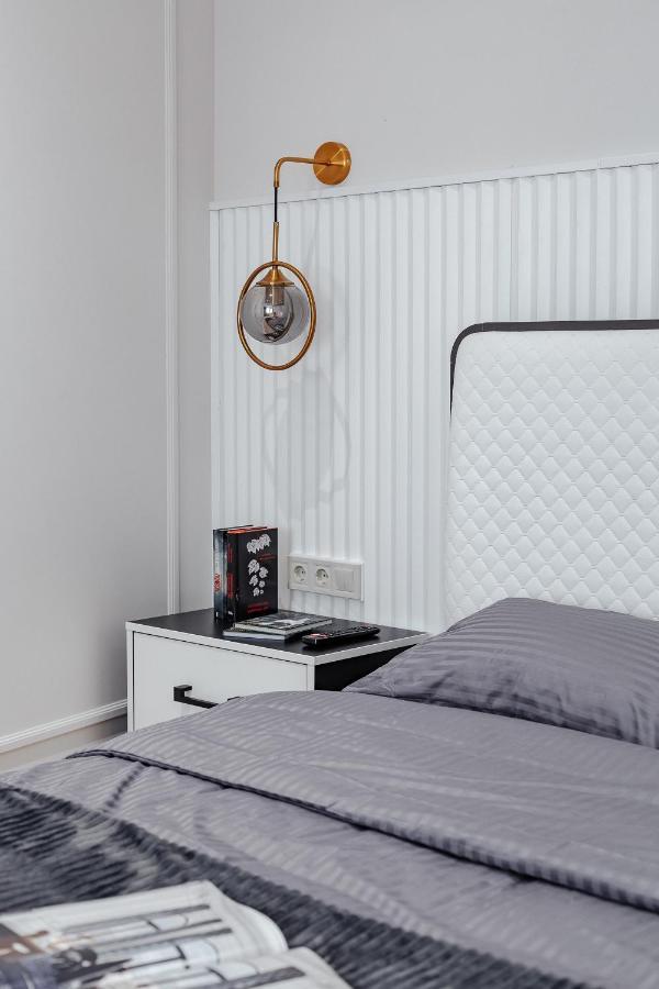 New! Luxury Apartment In The Center Of Odessa Overlooking Deribasovskaya Str. Low Price! Exteriör bild