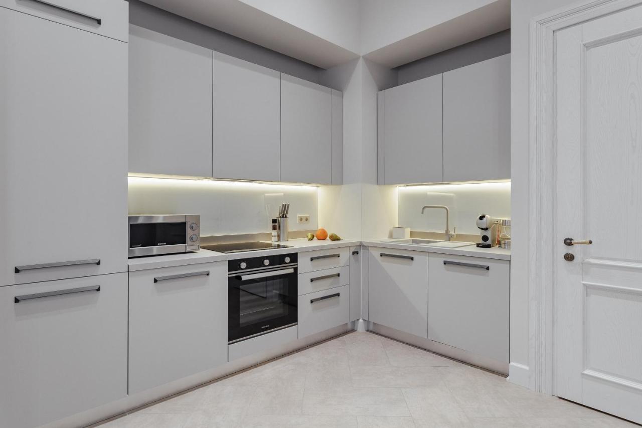 New! Luxury Apartment In The Center Of Odessa Overlooking Deribasovskaya Str. Low Price! Exteriör bild