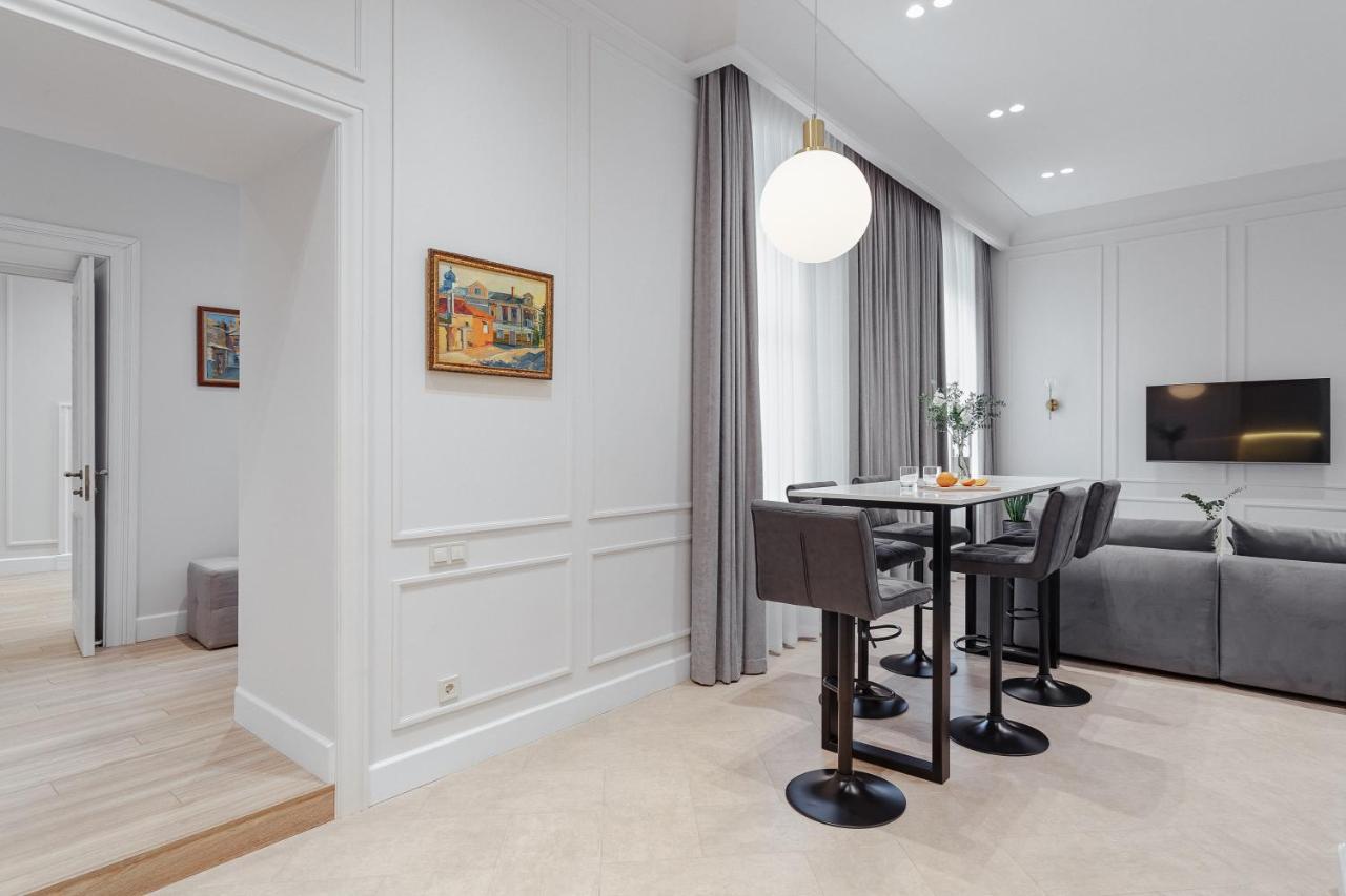 New! Luxury Apartment In The Center Of Odessa Overlooking Deribasovskaya Str. Low Price! Exteriör bild