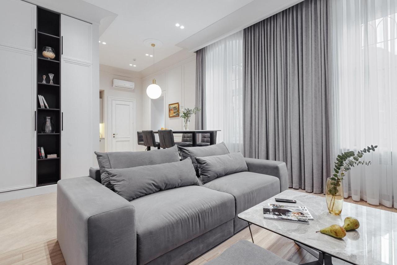 New! Luxury Apartment In The Center Of Odessa Overlooking Deribasovskaya Str. Low Price! Exteriör bild