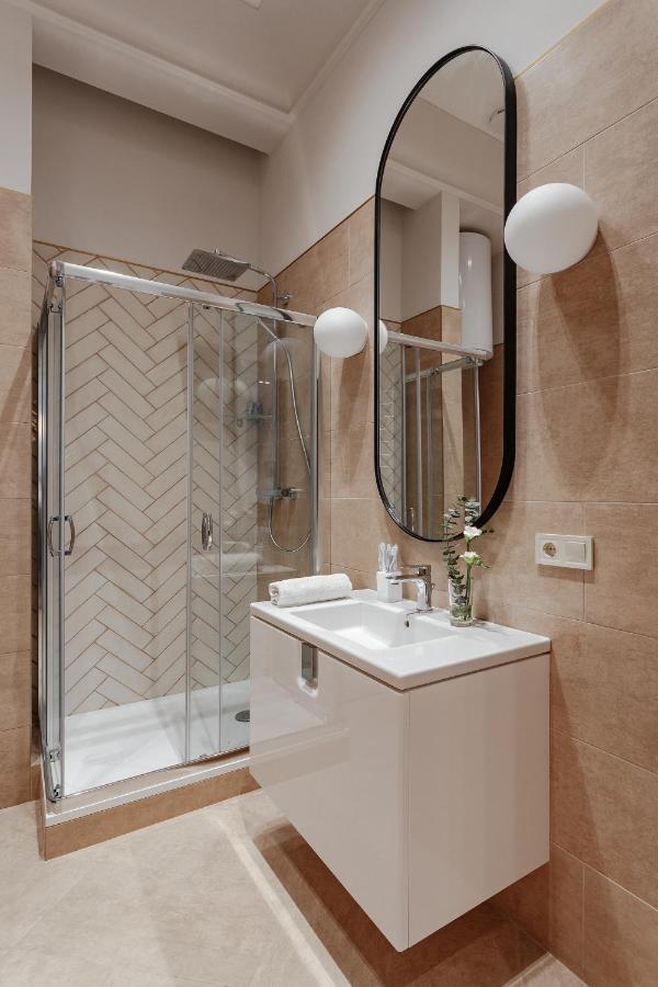 New! Luxury Apartment In The Center Of Odessa Overlooking Deribasovskaya Str. Low Price! Exteriör bild
