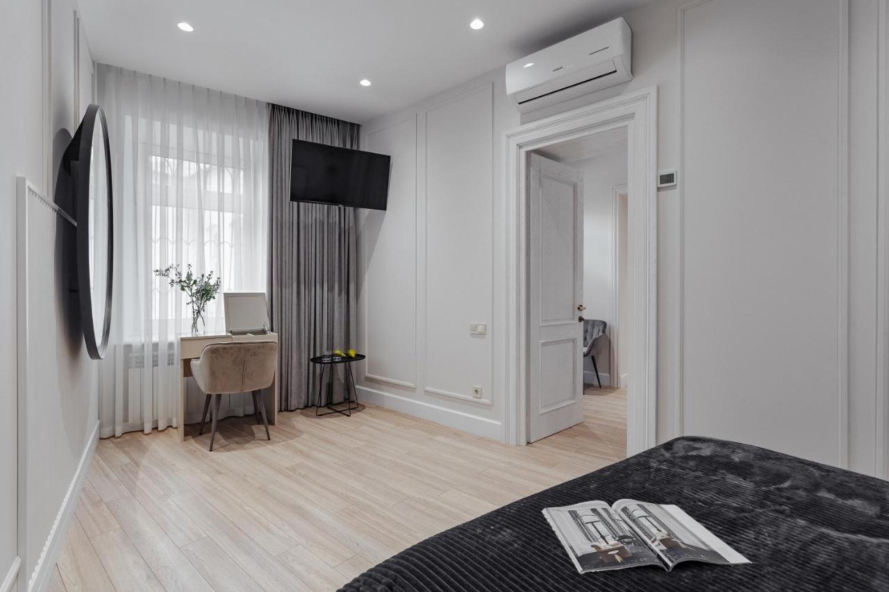 New! Luxury Apartment In The Center Of Odessa Overlooking Deribasovskaya Str. Low Price! Exteriör bild