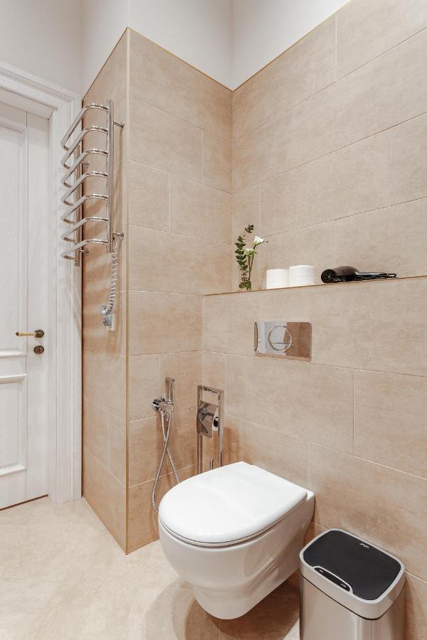 New! Luxury Apartment In The Center Of Odessa Overlooking Deribasovskaya Str. Low Price! Exteriör bild