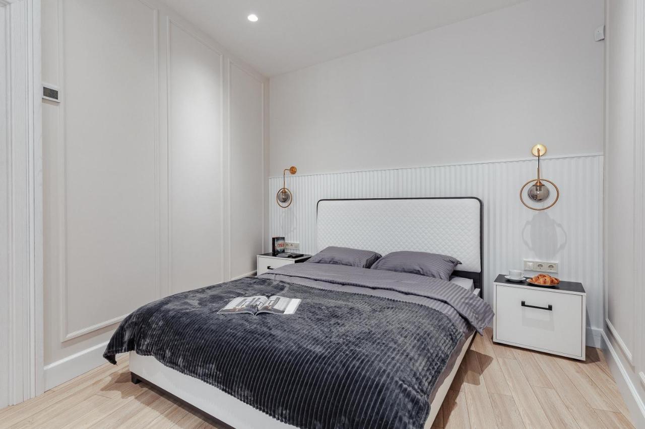 New! Luxury Apartment In The Center Of Odessa Overlooking Deribasovskaya Str. Low Price! Exteriör bild