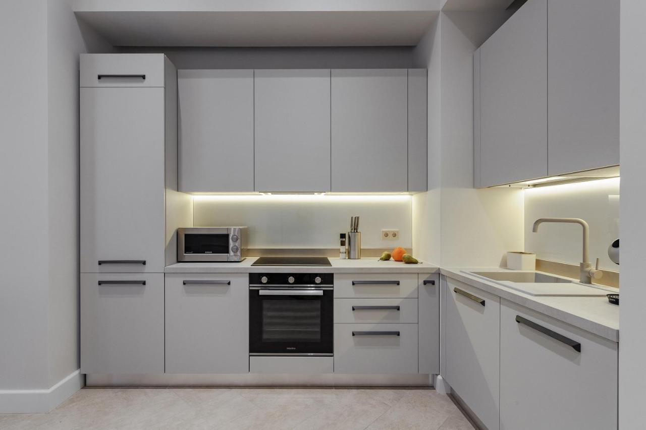 New! Luxury Apartment In The Center Of Odessa Overlooking Deribasovskaya Str. Low Price! Exteriör bild
