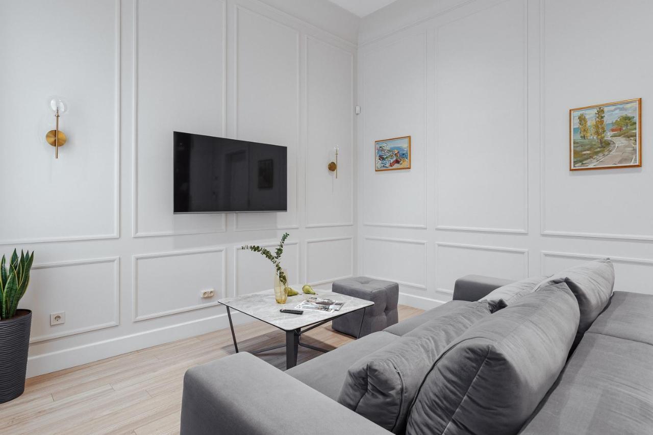New! Luxury Apartment In The Center Of Odessa Overlooking Deribasovskaya Str. Low Price! Exteriör bild