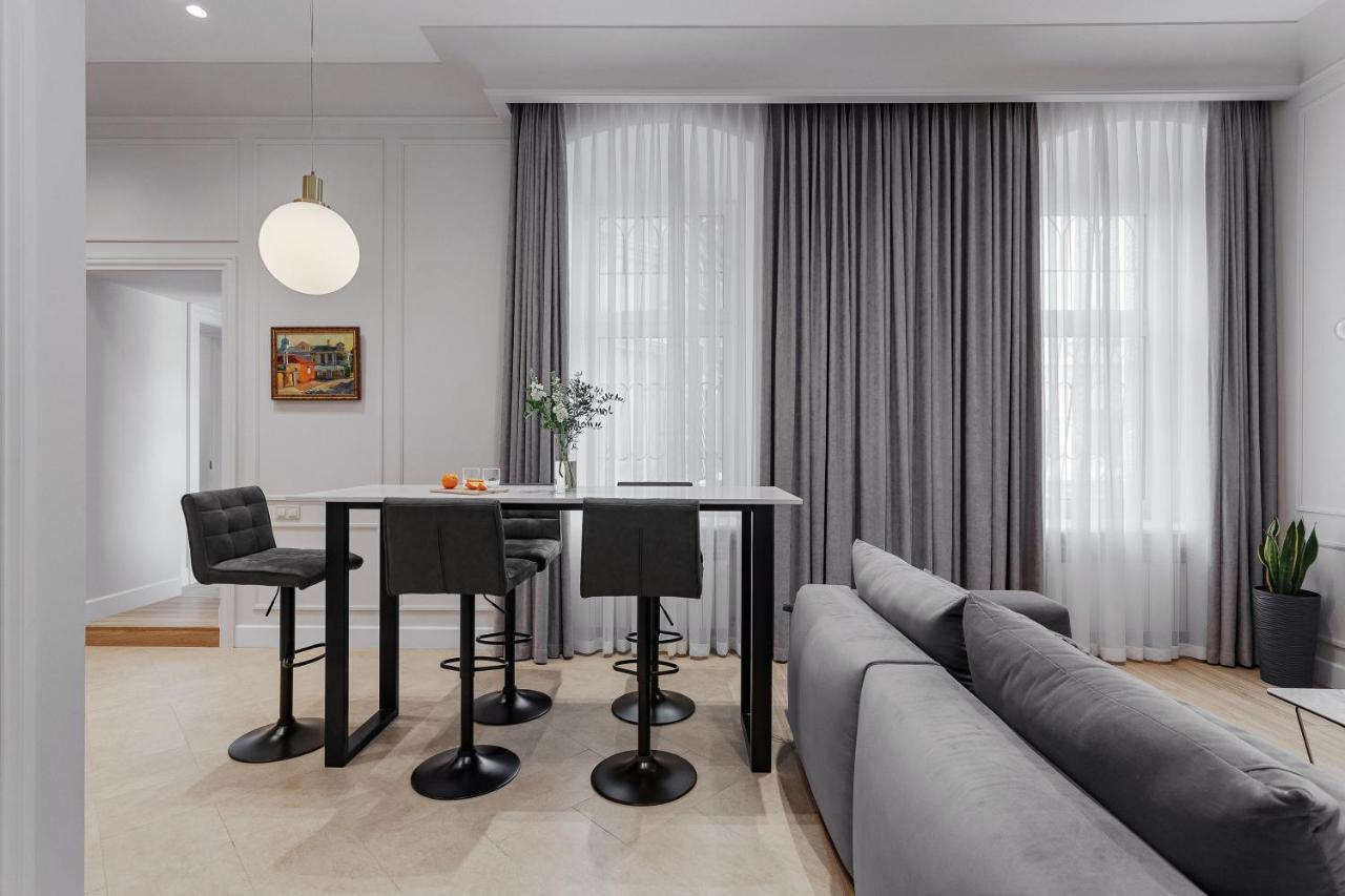 New! Luxury Apartment In The Center Of Odessa Overlooking Deribasovskaya Str. Low Price! Exteriör bild